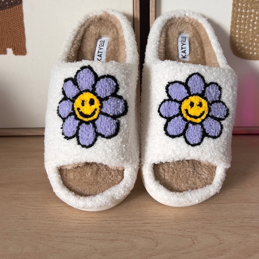 Katydid Lavender Daisy Open Toed Slippers - Size L/XL
